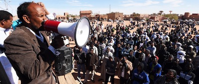 Les libertés d'expression de manifester, de critiquer, de se réunir sont considérablement restreintes par des implications toujours plus larges des notions "d'attroupements non armés"