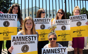 Des activistes postées devant la Maison blanche à Washington DC alors que des représentants d'Amnesty y remettent 60 000 signatures demandant un traité fort sur le commerce des armes ©Julie Strupp/Amnesty International