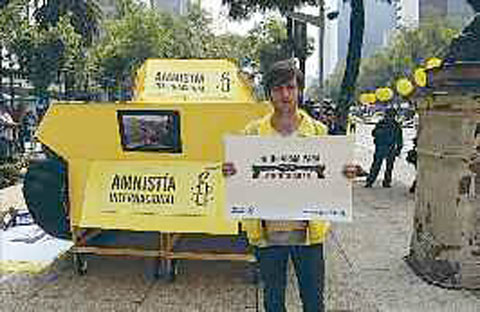 Des militants d'Amnesty Mexique ont garé un char jaune artisanal devant l'ambassade des USA à Mexico pour faire pression sur ce pays lors des négociations au sujet du traité sur le commerce des armes aux Nations unies (juillet 2012).