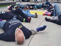Amnesty États-Unis poursuit sa tournée #GameOfDrones jusqu'à l'université du Minnesota, où des étudiants organisent un die-in. @ AI / Flor Montero