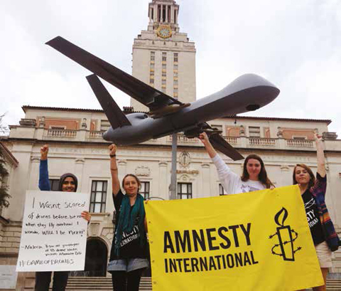 Des étudiants, militants de Amnesty États-Unis, posent avec une maquette de drone à l'université du Minnesota, dans le cadre de la tournée tournée #GameOfDrones. @ AI / Flor Montero