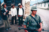 Des hommes capturés et maintenus en détention par l'armée à Quiché, au Guatemala (1984).