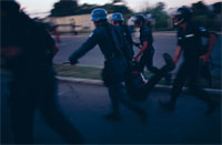 Des policiers évacuent de force des manifestants devant l'université de San Carlos, à Guatemala (septembre 1985).