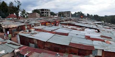 Une dizaine de milliers de personnes vivent à Deep Sea, l'un des plus petits bidonvilles de Nairobi, au Kenya. Ils ont constamment peur de faire l'objet d'une expulsion illégale et subite. Bien que tout ce quartier ait déjà été rasé à trois occasions, ses habitants persistent à revenir, résistant à toutes les tentatives de détruire cette communauté pleine de vitalité.