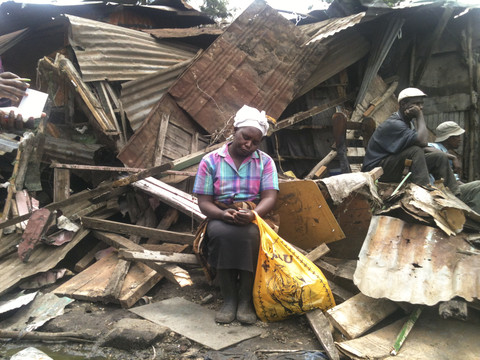 Une femme assise dans les décombres du quartier de City Carton. Près de 400 logements de ce quartier informel de Nairobi, la capitale kenyane, ont été détruits lors de l'opération d'expulsions forcées du 10 mai 2013. Des habitants se sont retrouvés sans abri et sans ressources. © Amnesty International