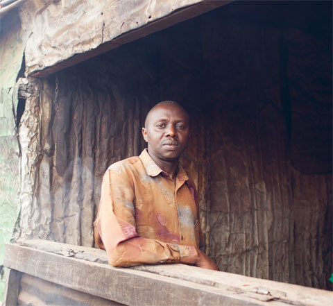 John Kamau tient un petit hôtel dans le bidonville de Deep Sea. Il a six enfants. @ Nikola Ivanovski