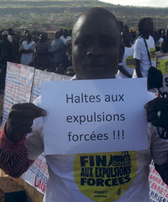 Des militants au Mali protestent contre les expulsions forcées et la ségrégation auxquelles sont en butte les Roms en Italie, en 2012. @ Amnesty International