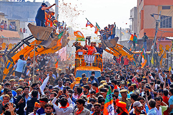 Le ministre en chef de l'Uttar Pradesh, Yogi Adityanath, participe à une tournée de présentation à bord d'un bulldozer pour soutenir le candidat du BJP, Rajyavardhan Singh Rathore, dans la circonscription de Jhotwara, avant les élections législatives du Rajasthan.