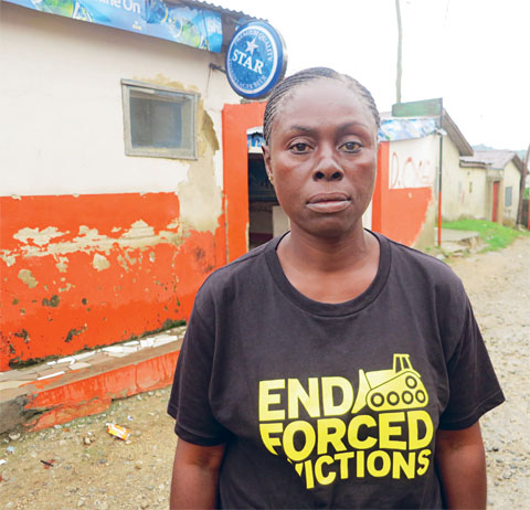 Bimbo Osobe, 55 ans, a perdu sa maison et sa source de revenus le 23 février et dort désormais dehors, sous une moustiquaire. Elle se bat pour obtenir des réparations pour tout ce que les habitants ont perdu. « Ils ne nous ont absolument pas prévenus. Ils sont arrivés avec des masses, et tous les policiers étaient armés. Je louais des chambres chez moi ; j'avais deux boutiques où je vendais des boissons. Vous savez ce que c'est de perdre un enfant pour une mère ? C'est ce que j'ai ressenti ce jour-là. Quand il pleut, j'attends que la pluie s'arrête, et quand la pluie s'arrête, je vais chercher de l'eau chaude ou du thé. Mes enfants ne vivent plus avec moi ; j'en ai envoyé trois dans le Nord et un à Agbara. Je ne veux pas que mes enfants subissent la souffrance que j'endure actuellement. » © SERAC