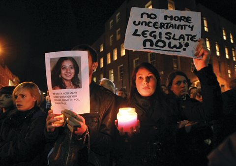 En Irlande, une veillée aux chandelles en hommage à Savita Halappanavar, morte le 28 octobre 2012 après s'être vu refuser la possibilité d'interrompre une grossesse non viable. © PETER MUHLY/AFP/Getty Images