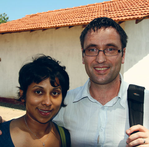 Himali et son époux, Ian McInnes, à pied d'oeuvre au Sri Lanka, en 2007. © DR