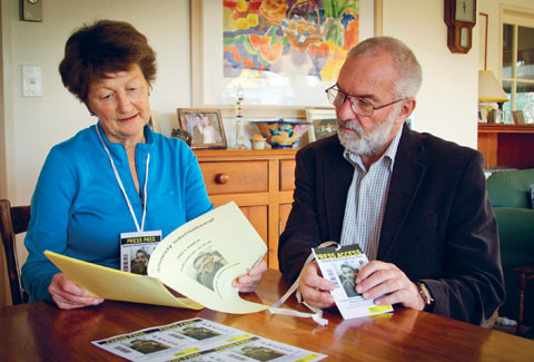 Louisa Palairet et Tony Johnson, membres d'Amnesty International à Hawke's Bay, compulsent un dossier sur le journaliste srilankais Prageeth Eknaligoda, porté disparu. © Warren Buckland Hawke's Bay Today