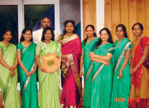 Nirupa George (deuxième en partant de la gauche) en compagnie de quelques enseignants de l'association Poonga, qui vient en aide aux migrants tamouls, à Auckland, en Nouvelle- Zélande. © DR