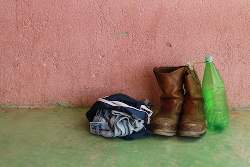 Les affaires bien rangées d'un migrant dans un foyer au Mexique, en 2010. Chaque année, des centaines de milliers de personnes empruntent l'un des itinéraires les plus dangereux au monde, fuyant une violence implacable et une pauvreté extrême au Salvador, au Honduras et au Guatemala, et se mettant en quête de sécurité au Mexique et aux États-Unis.
