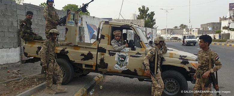 Des combattants affiliés au Conseil de transition du Sud (STC) séparatiste du Yémen se déploient autour du site d'une explosion signalée dans la région de Khormaksar, dans la ville d'Aden, dans le sud du Yémen, le 29 juin 2022