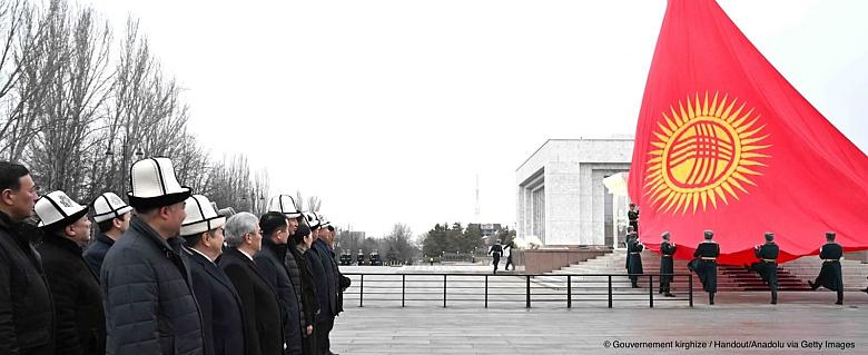 Autorités devant le drapeau du Kirghizistan