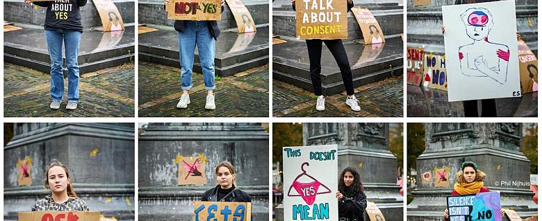 Femmes avec des affiches aux Pyas-Bas