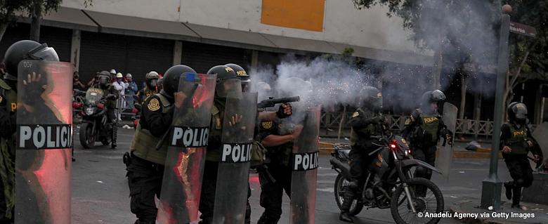 Policiers se couvrant de bouclier lors de manifestations violentes