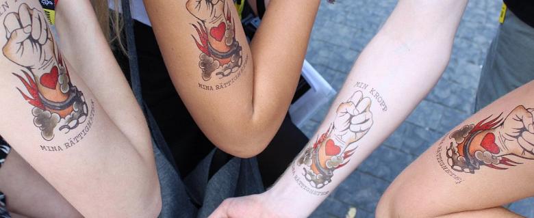 Des jeunes filles avec tatouages