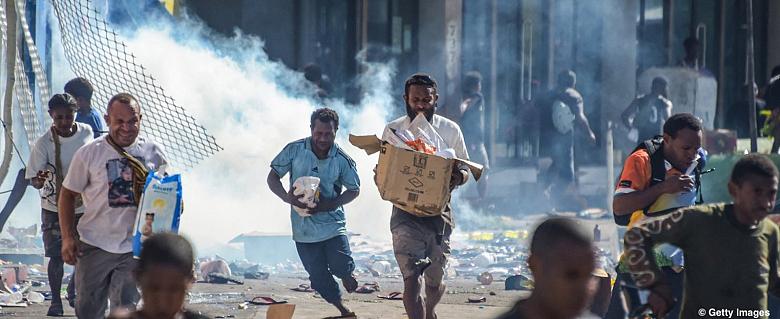 Image des manifestants pourchassés par la police