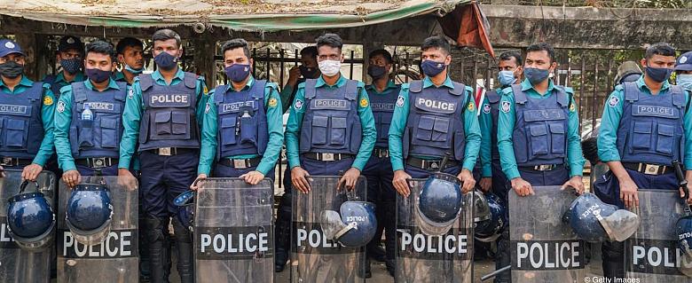 des policiers bangladais armé et protégés par des armures