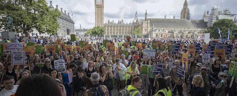 Manifestation de milliers de personnes devant le parlement britannique à Londres qui demandent l'abolition des lois restrictives sur l'avortement