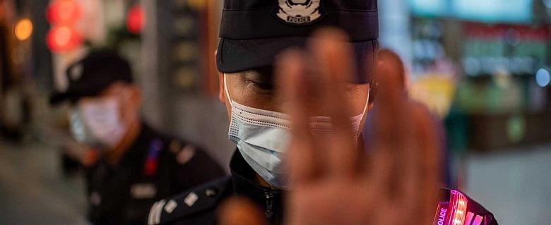 officier de police chinois à Beijing tentant d'empêcher une photo