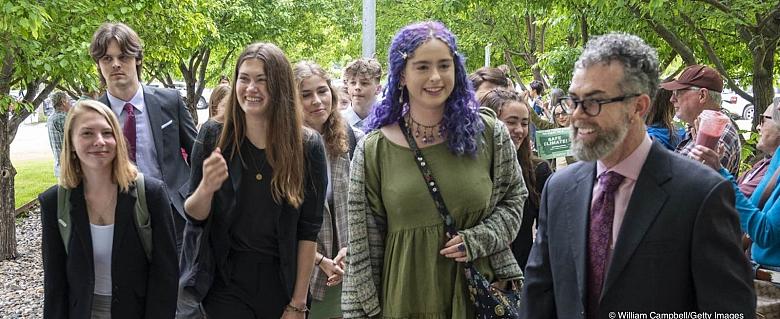 les militants et militantes heureux de la décision