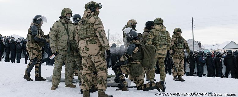 Des policiers anti-émeute déployés pour disperser des manifestants à Baymak
