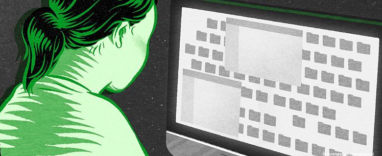 Image d'une femme devant un ordinateur