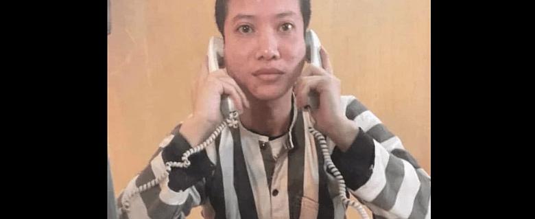 Nguyen Van Chuong en prison avec deux téléphones en main au Vietnam