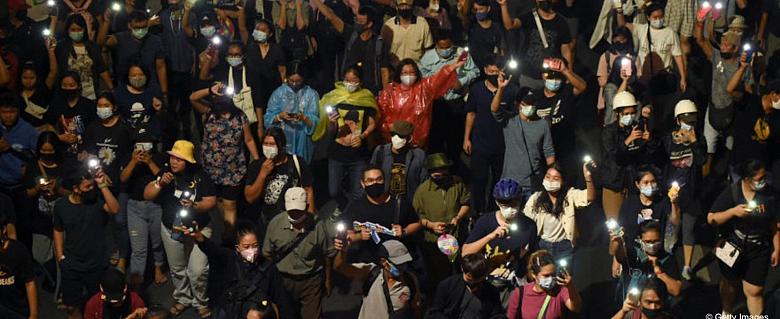 Thaïlande, il faut abandonner la charge de « lèse-majesté » retenue contre un mineur ayant participé à un défilé de mode parodique 