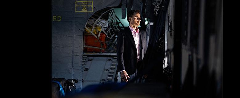 Olivier vandecasteele est dans un avion cargo qui le ramène en Belgique. le regard au loin, amaigri habillé d'un costume et d'une chemise rose