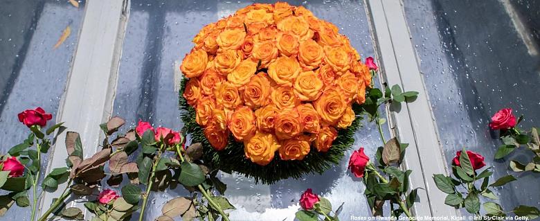Bouquet de fleur posé sur le mémorial du génocide au Rwanda