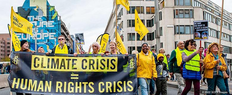 militants qui dénoncent le changement climatique et la crise des droits humains