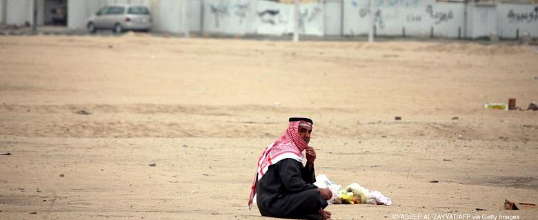 Un manifestant arabe apatride de la communauté bidun assis par terre lors d'une manifestation pour les droits fondamentaux au Koweït le 10 décembre 2012