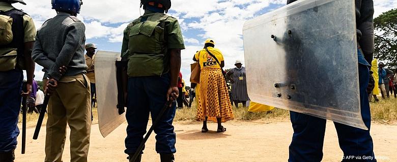 Les partisans du parti Citizens Coaltion for Change (CCC) protestent devant la police après le rassemblement de leur parti devant le chef Nelson Chamisa devant le stade Rudhaka à Marondera, où le parti a été interdit d'organiser un rassemblement de campagne électorale dans le stade, le 12 mars 2022. - samedi, la police anti-émeute armée a bloqué un rassemblement de l'opposition où des milliers de personnes s'étaient rassemblées pour un discours du chef du parti Nelson Chamisa à Marondera, à 70 km à l'est de Harare. Des milliers de partisans de la Citizens Coalition for Change (CCC) ont défié et protesté contre une ordonnance du tribunal interdisant le rassemblement, le chef du parti Chamisa accusant l'État de réprimer sa campagne