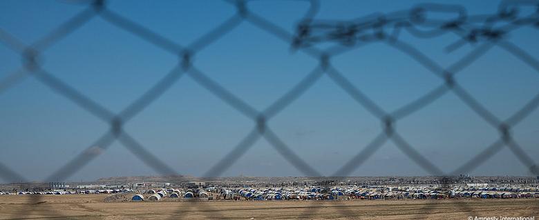 camps de migrants derrière des barbelés