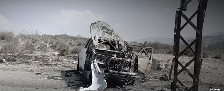 Carcasse de voiture à la suite d'une frappe aérienne 