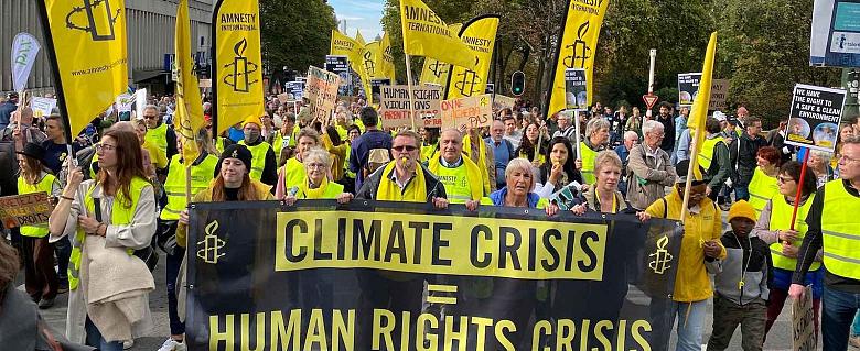 Banderole "crise climatique = crise des droits humains" dans le cadre de la marche pour le climat 2022 à Bruxelles