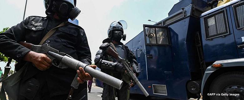 Des policiers montent la garde devant le bureau du président alors que ses partisans et des manifestants anti-gouvernementaux s'affrontent à Colombo le 9 mai 2022. - Le 9 mai 2022, la violence a fait rage dans tout le Sri Lanka jusque tard dans la nuit, faisant cinq morts et quelque 180 blessés lorsque le premier ministre Mahinda Rajapaksa a démissionné après des semaines de manifestations.