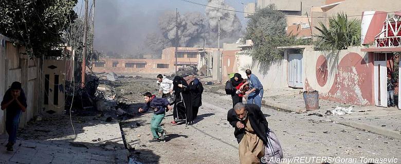 Une famille court dans la rue pour échapper aux bombes