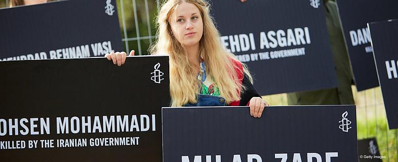des militants des droits humains d'Amnesty International organisent une manifestation devant l'ambassade d'Iran le 7 octobre 2022 à la Haye, pays-Bas. Des militants des droits de l'homme ont lu le nom de 17 manifestants tués ou portés disparus en Iran