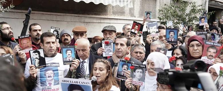 manifestation des mères du samedi qui tiennent des portraits de leurs enfants disparus en Turquie © Amnesty International