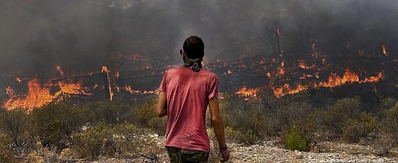 jeune homme faisant face à des incendies 