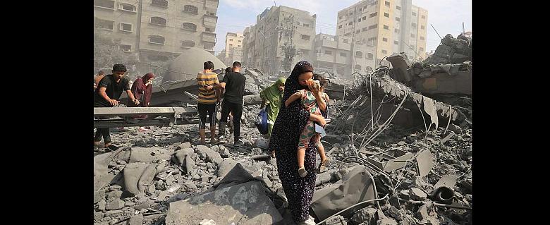 Des Palestiniens s'enfuient des décombres de la mosquée de Sousi touchée par une frappe israélienne à Gaza city © AFP via Getty Images