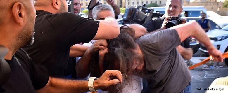 Manifestant se faisant violemment attrapé et frappé