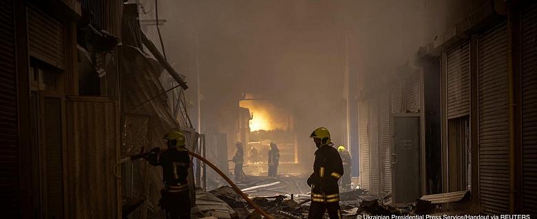 Pompiers qui éteignent des feux