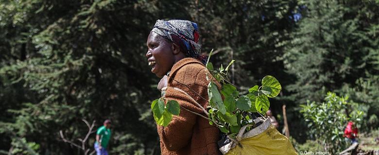 femme travaillant dans les champs