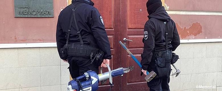 Russie, les autorités intensifient les persécutions de militants en fouillant les domiciles
